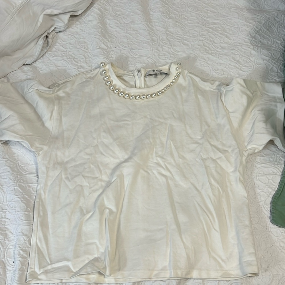 Like new SEA top with pearl detailing